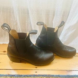 Heeled Blundstone 1671 in black leather
